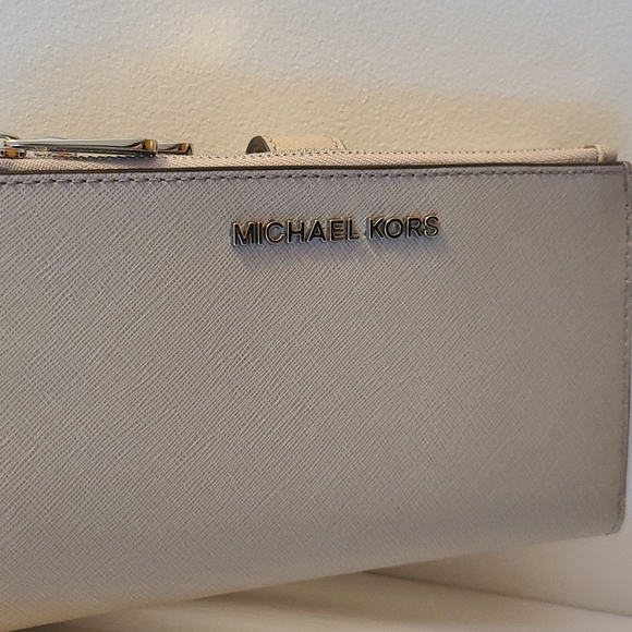 Gray/neutral Michael Kors Double-zip Jet Set wristlet - Picture 3 of 9
